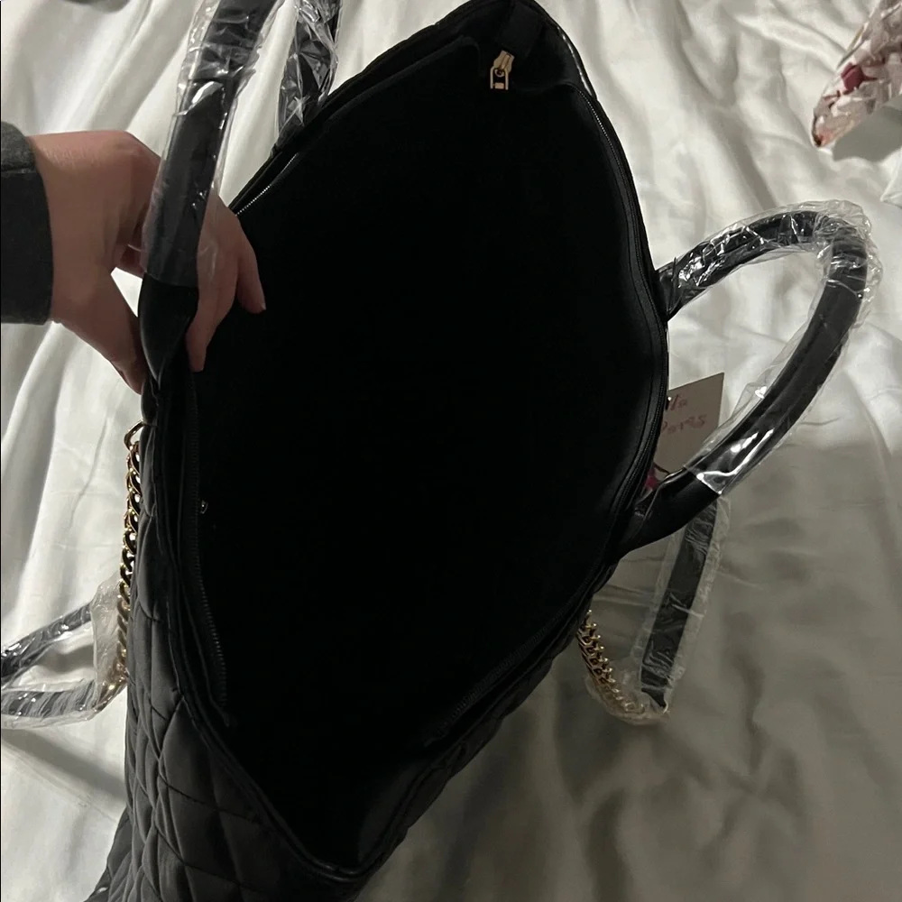 GG Collection Black Quilted Travel Bag - Picture 8 of 10